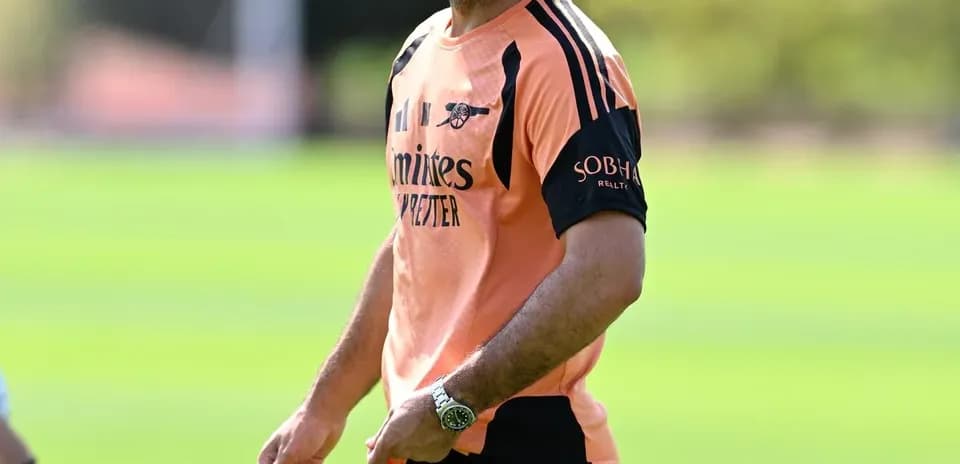 Entrenador sonriente dirigiendo una sesión de entrenamiento