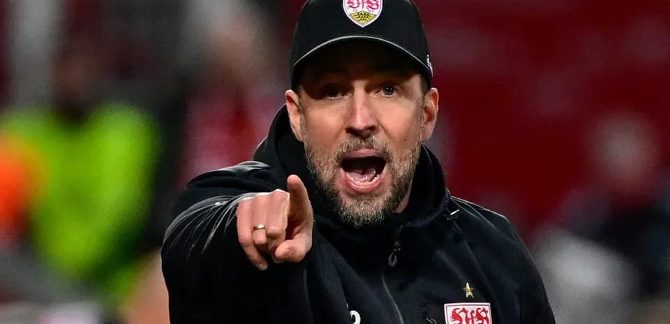 Entrenador señalando durante un partido en estadio