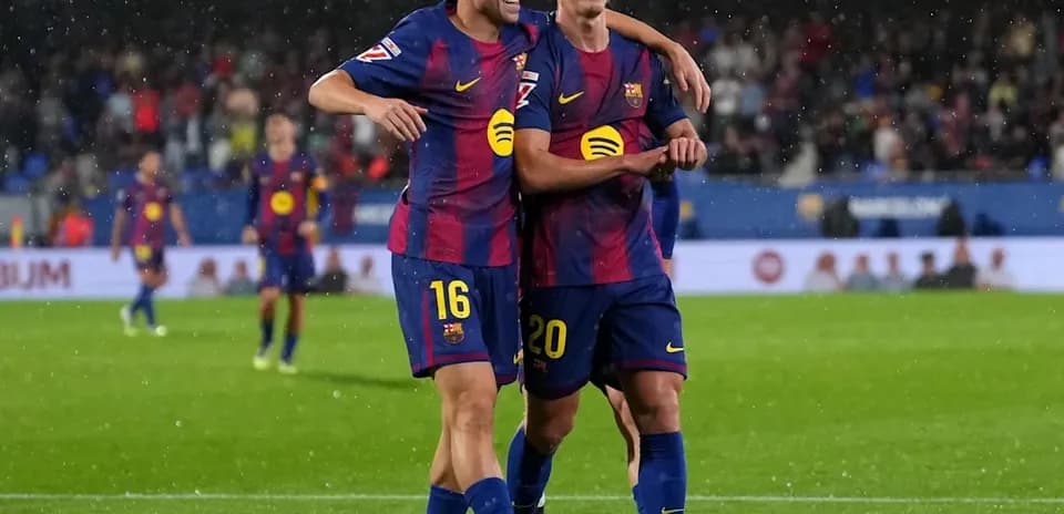 Jugadores del FC Barcelona celebrando un gol en el campo