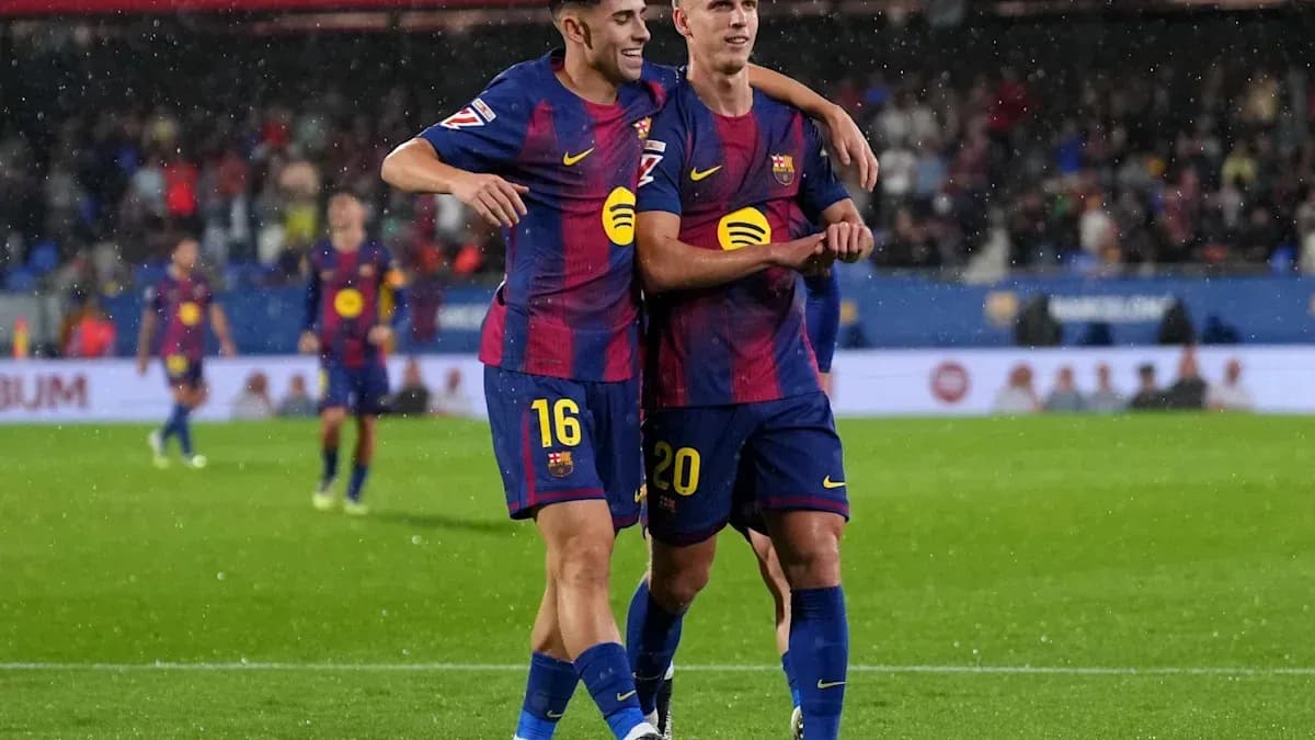 Jugadores del FC Barcelona celebrando un gol en el campo
