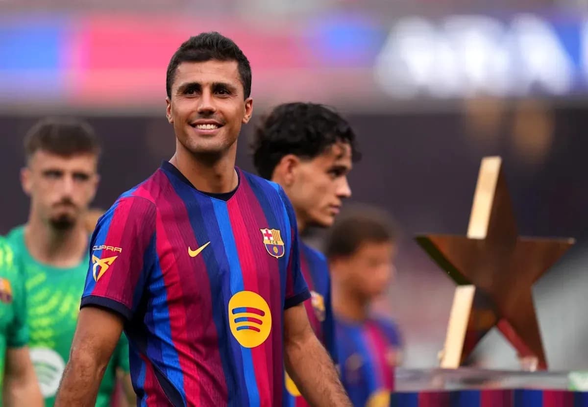 Jugador de Barcelona sonriendo con compañeros detrás
