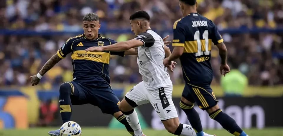 Jugadores de Gimnasia y Boca Juniors en acción