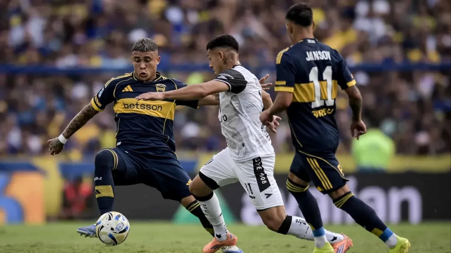 Jugadores de Gimnasia y Boca Juniors en acción