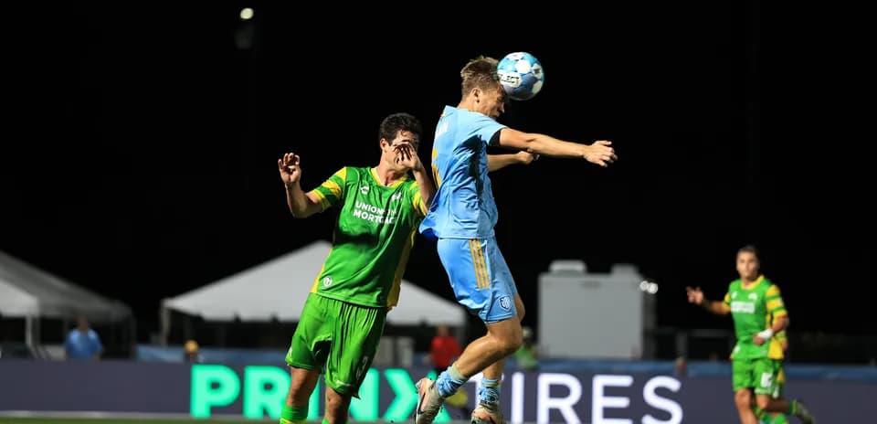 Jugador salta para cabecear el balón