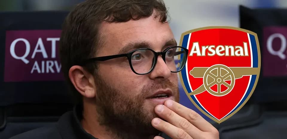 Hombre pensativo con logotipo del Arsenal de fondo