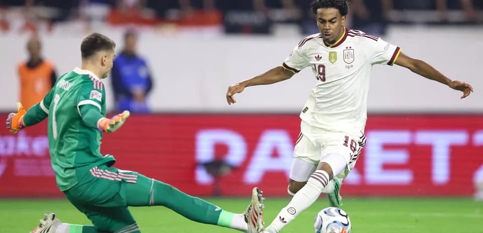 Jugador español esquivando al portero en el partido