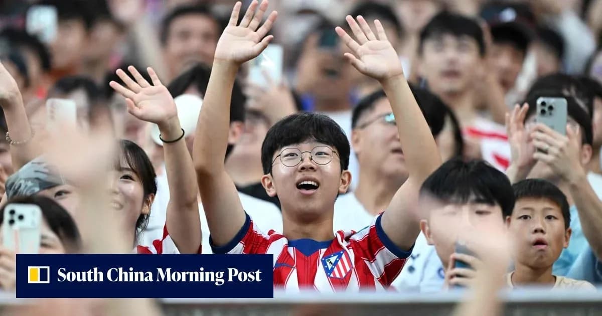 Aficionados animando en un partido de fútbol