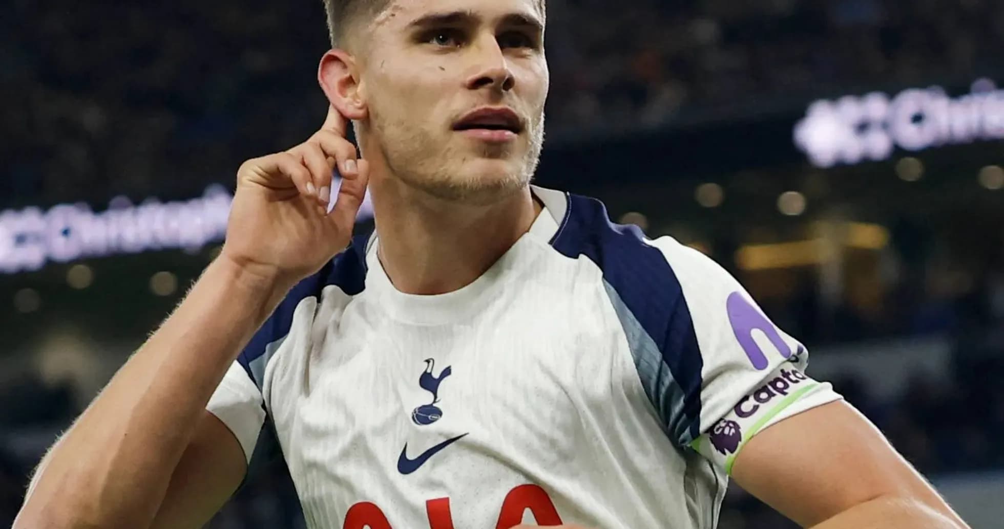 Jugador de Tottenham celebrando un gol