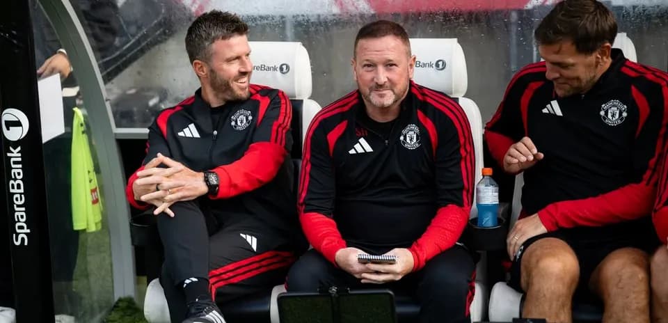 Entrenadores de Manchester United sentados en el banquillo