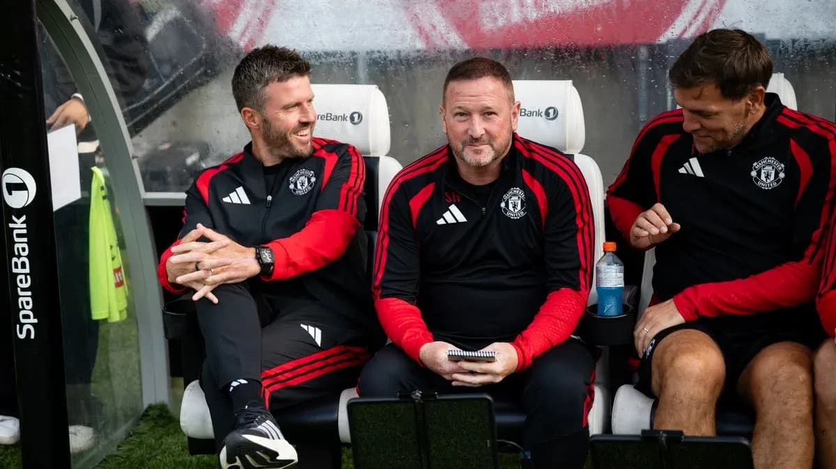 Entrenadores de Manchester United sentados en el banquillo