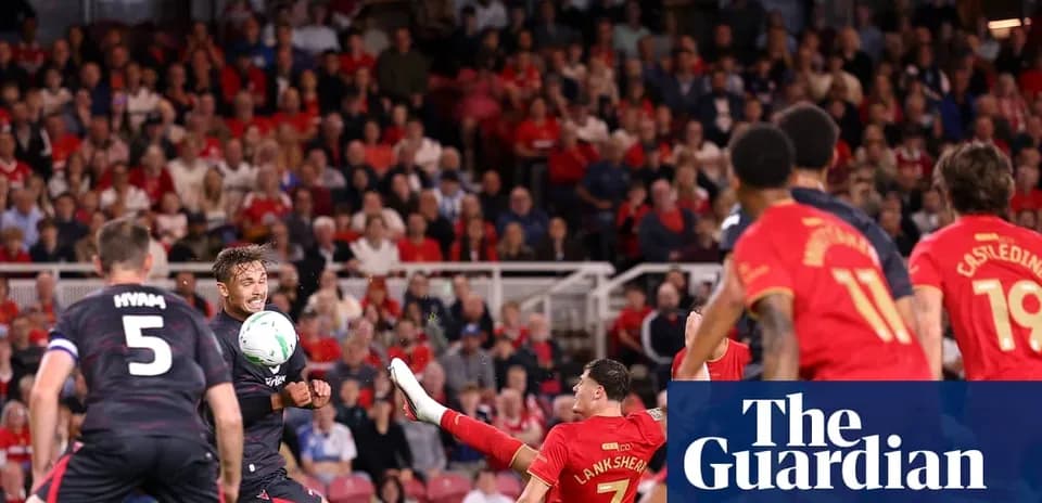 Jugador pateando el balón en un partido de fútbol