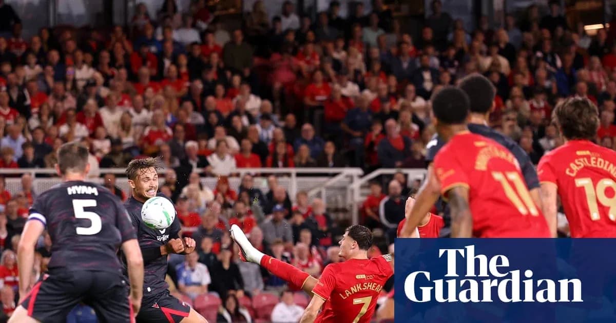 Jugador pateando el balón en un partido de fútbol