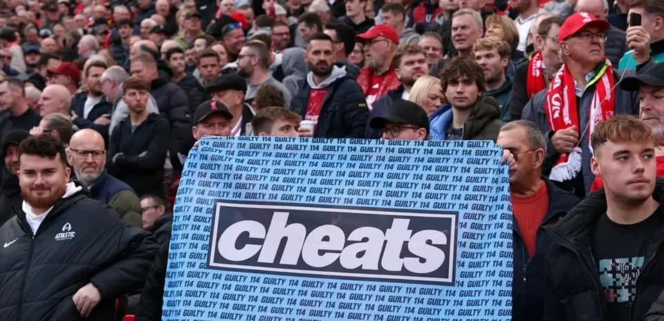 Aficionados sosteniendo pancarta en el estadio