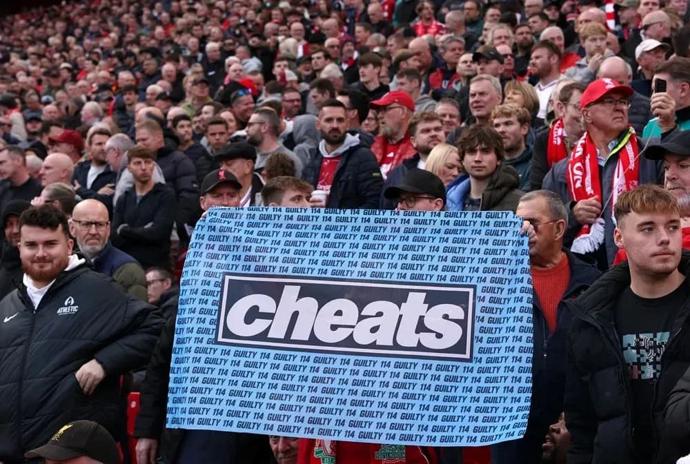 Aficionados sosteniendo pancarta en el estadio