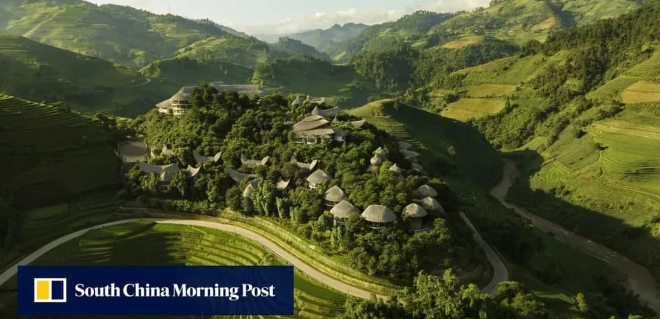 Vista aérea de casas en colinas verdes