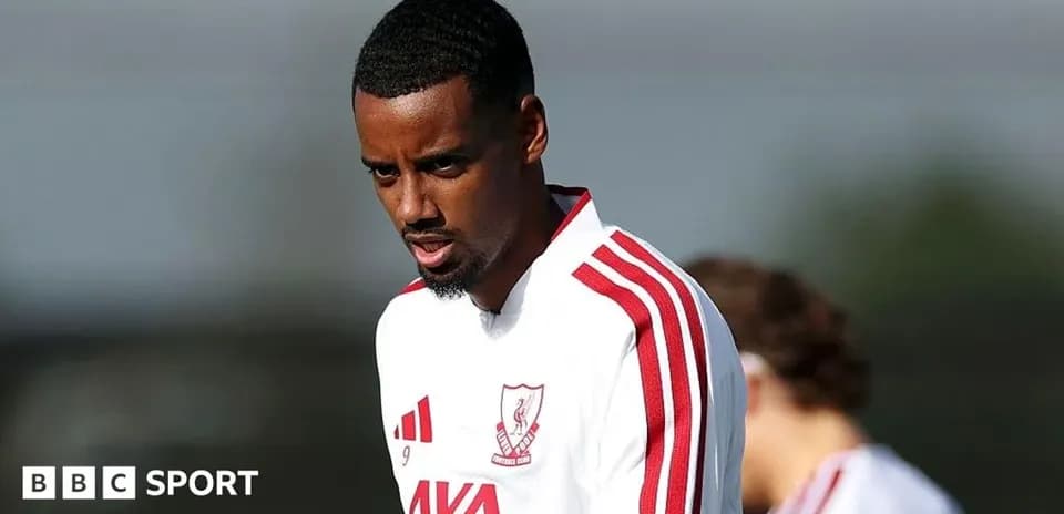 Jugador entrenando con camiseta blanca y roja