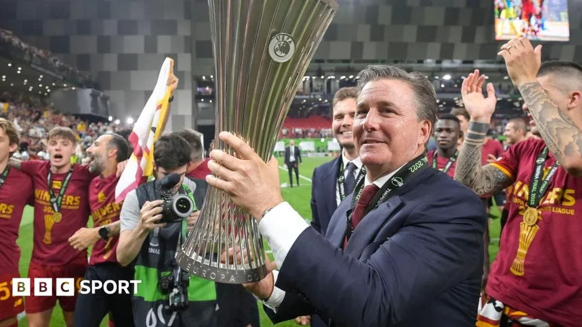 Entrenador levantando el trofeo de la Europa League