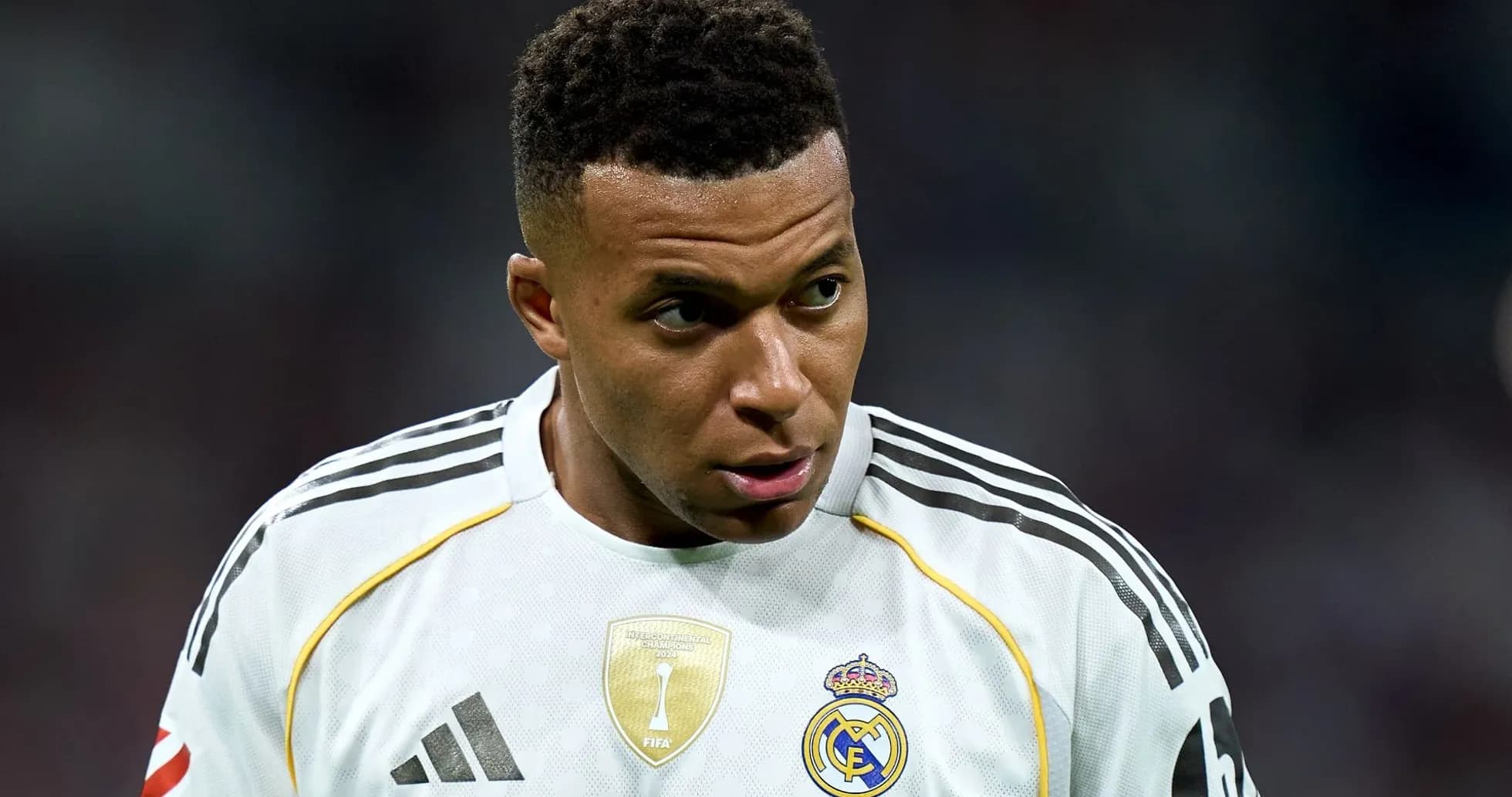 Jugador de fútbol con uniforme del Real Madrid
