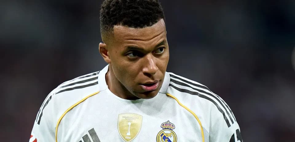 Jugador de fútbol con uniforme del Real Madrid