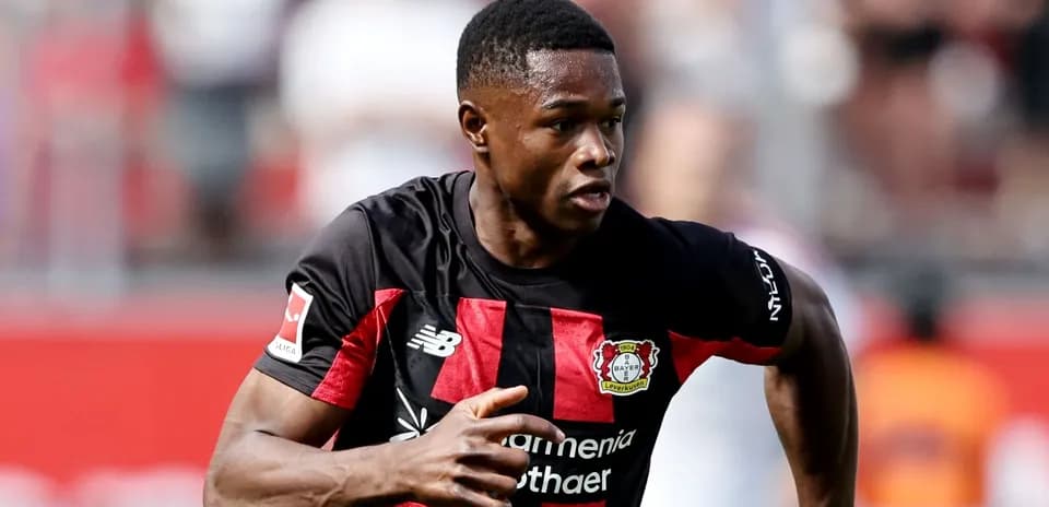 Jugador de Bayer Leverkusen corriendo en el campo