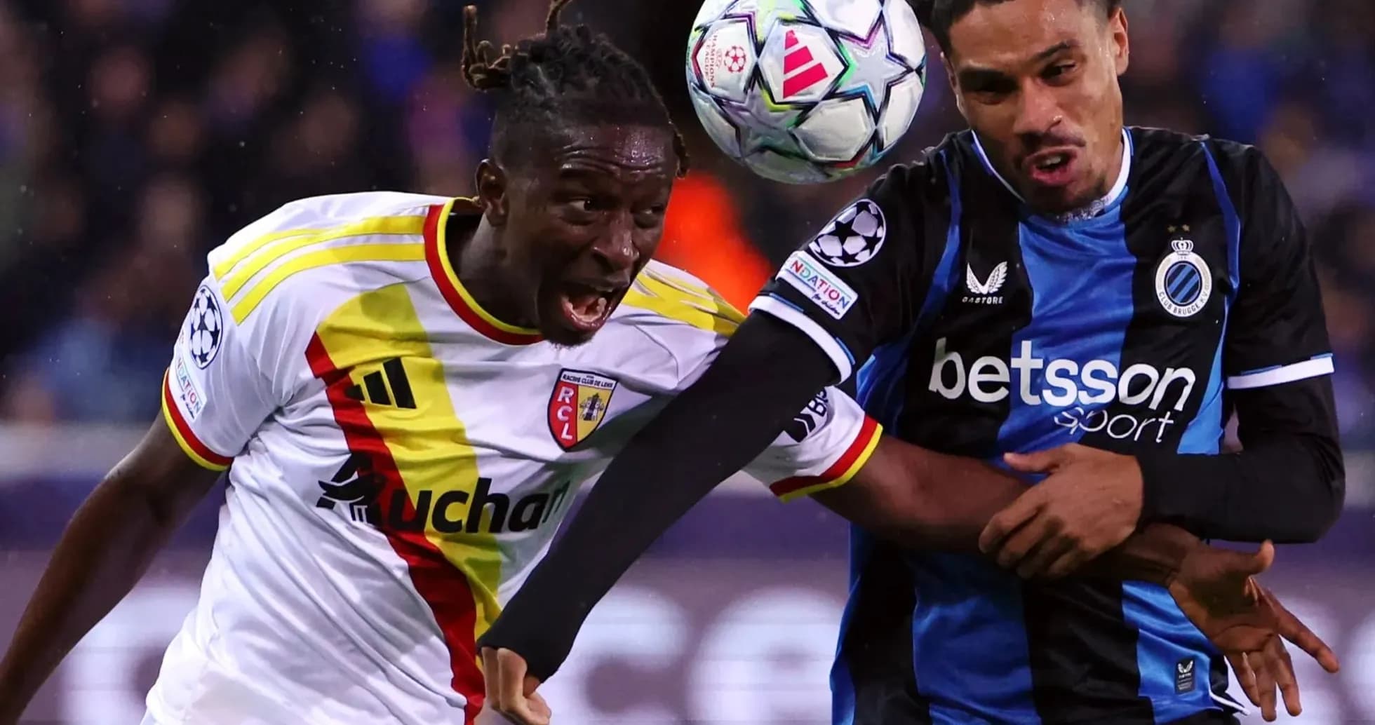 Jugadores de Club Brugge y Lens luchando por el balón