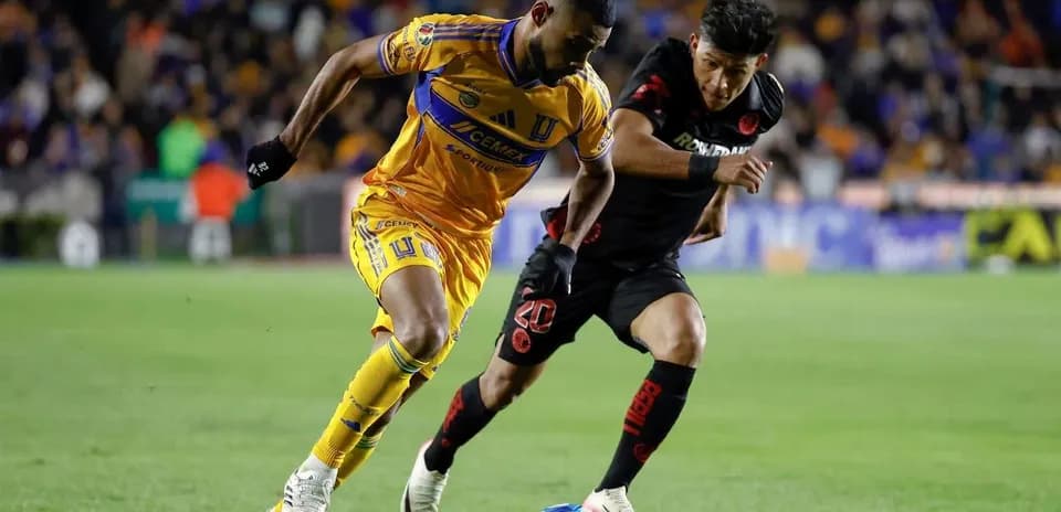 Jugadores de Toluca y Tigres compiten por el balón