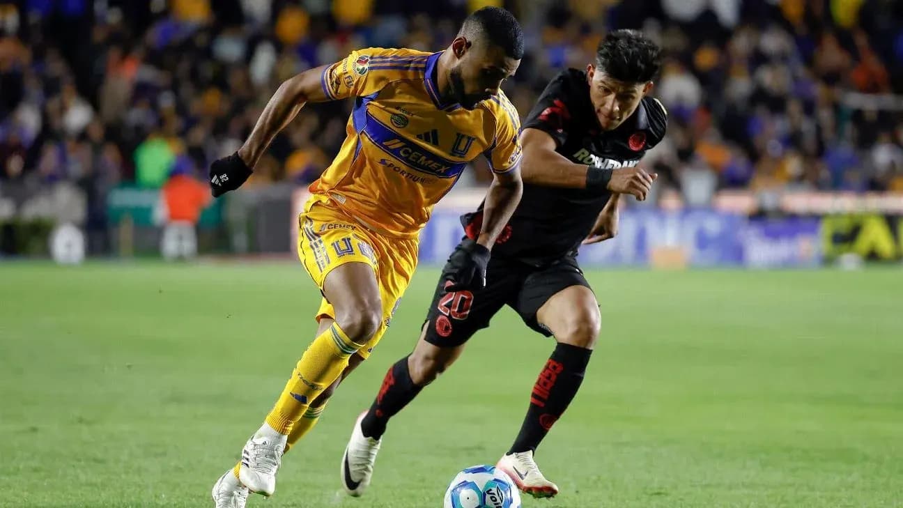 Jugadores de Toluca y Tigres compiten por el balón