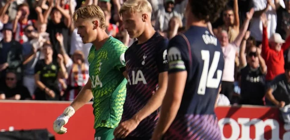 Jugadores de Tottenham saliendo del campo durante el partido