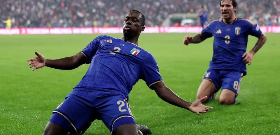 Jugador de Italia celebrando gol en el campo