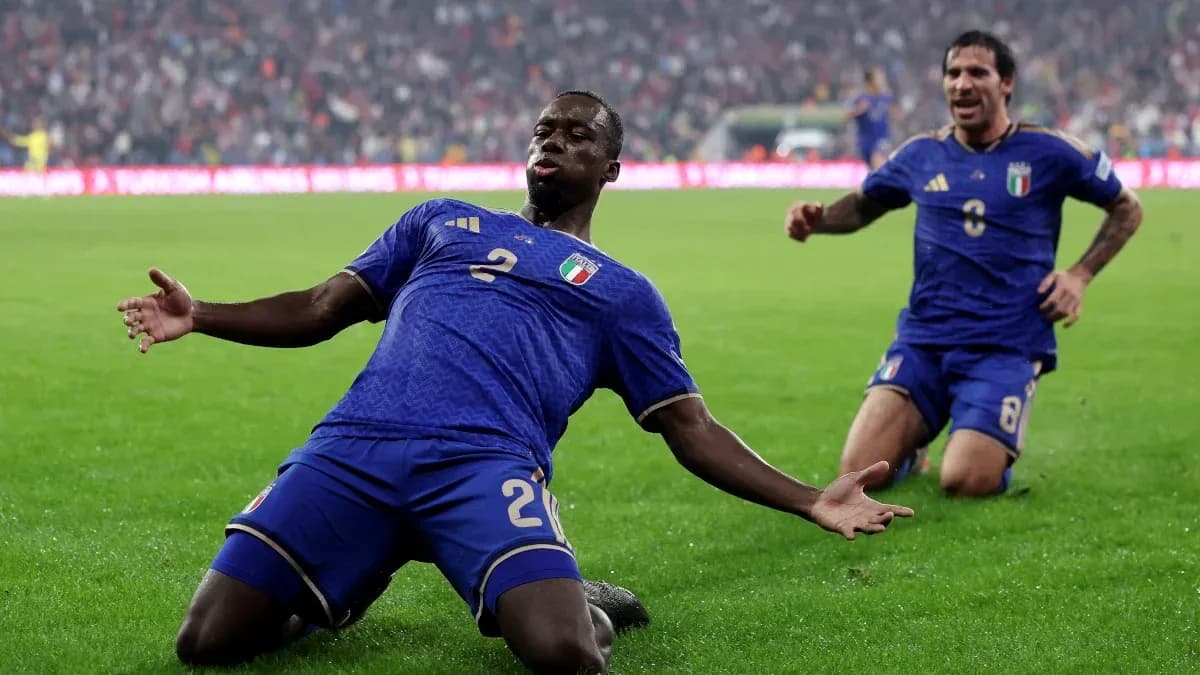 Jugador de Italia celebrando gol en el campo