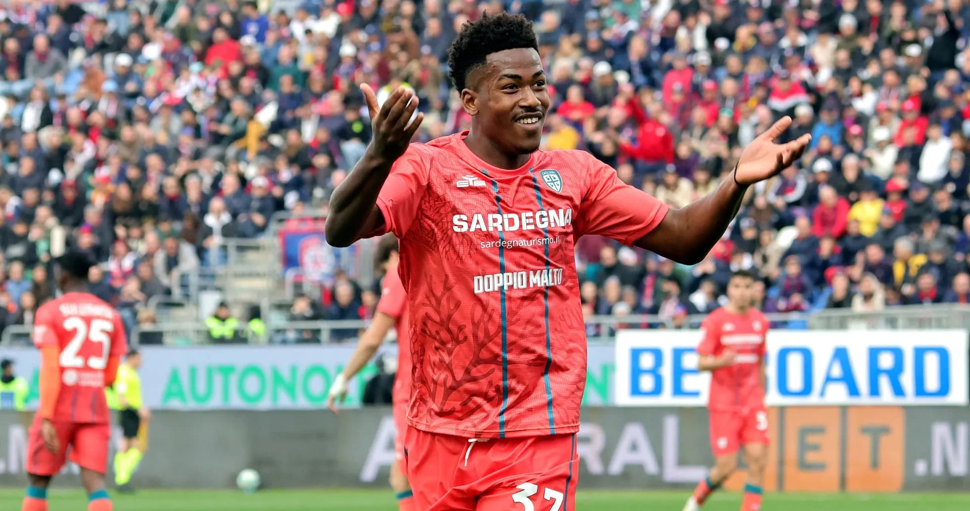 Jugador celebrando en partido con afición de fondo