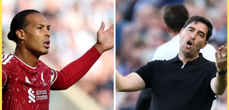 Jugador de Liverpool y entrenador en acción durante partido