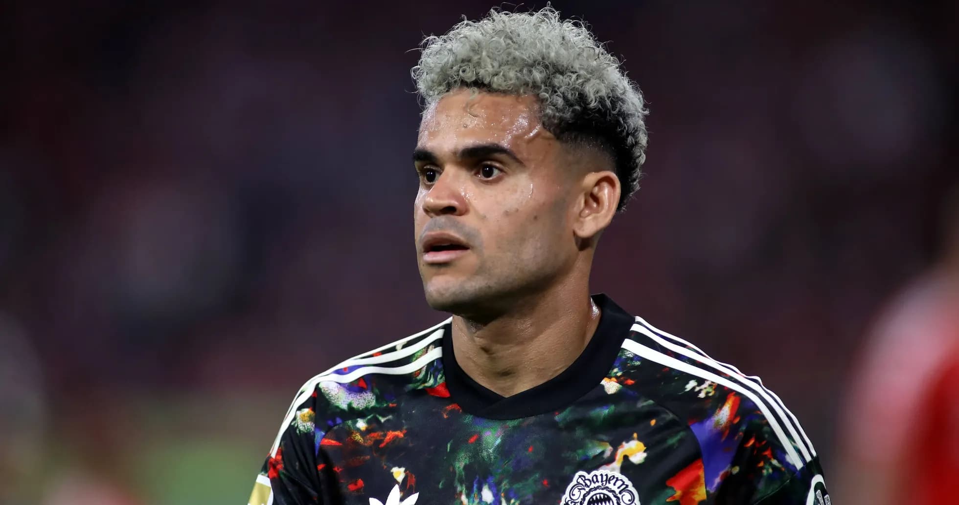 Jugador con camiseta colorida en el campo de fútbol