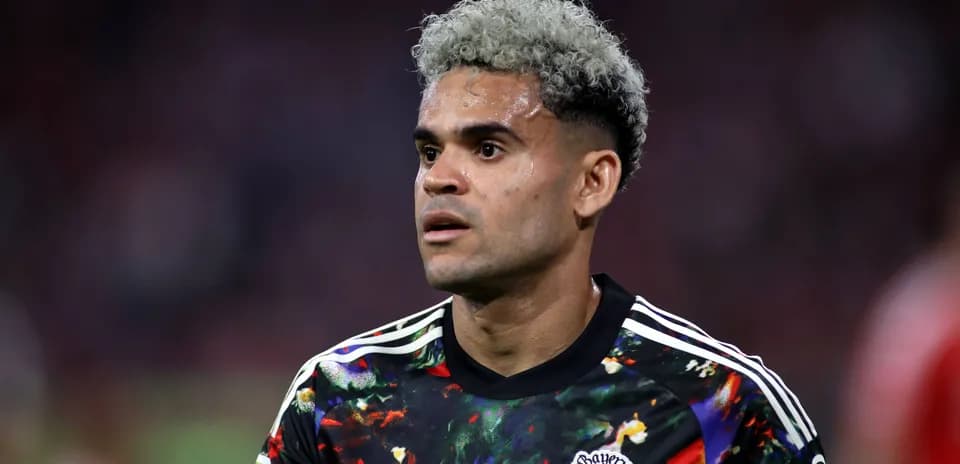 Jugador con camiseta colorida en el campo de fútbol