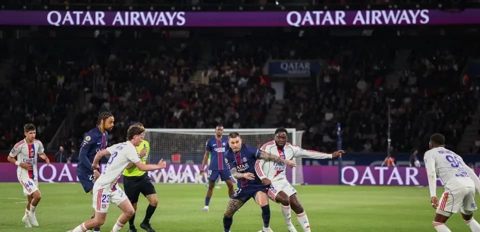 Jugadores de PSG y Lyon compitiendo por el balón