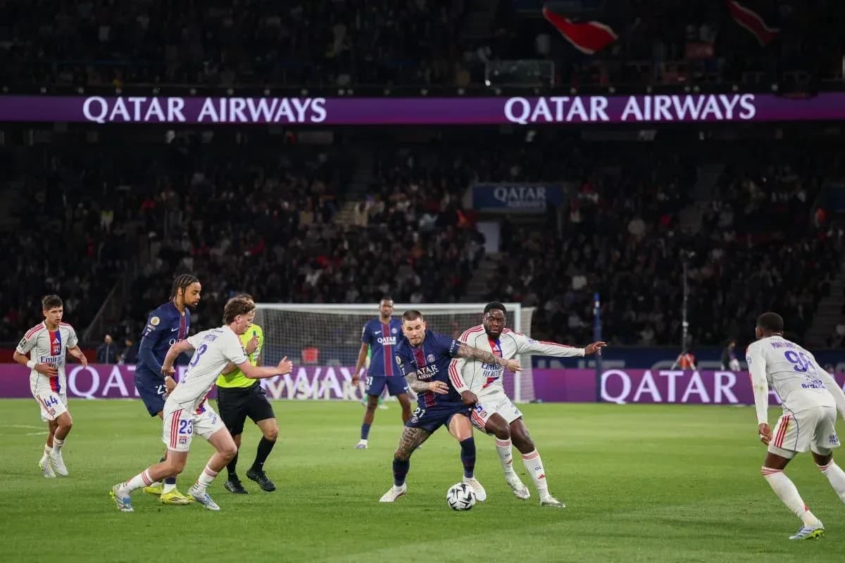 Jugadores de PSG y Lyon compitiendo por el balón