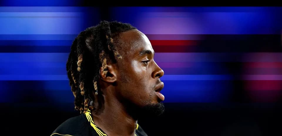Jugador con trenzas en perfil sobre fondo colorido
