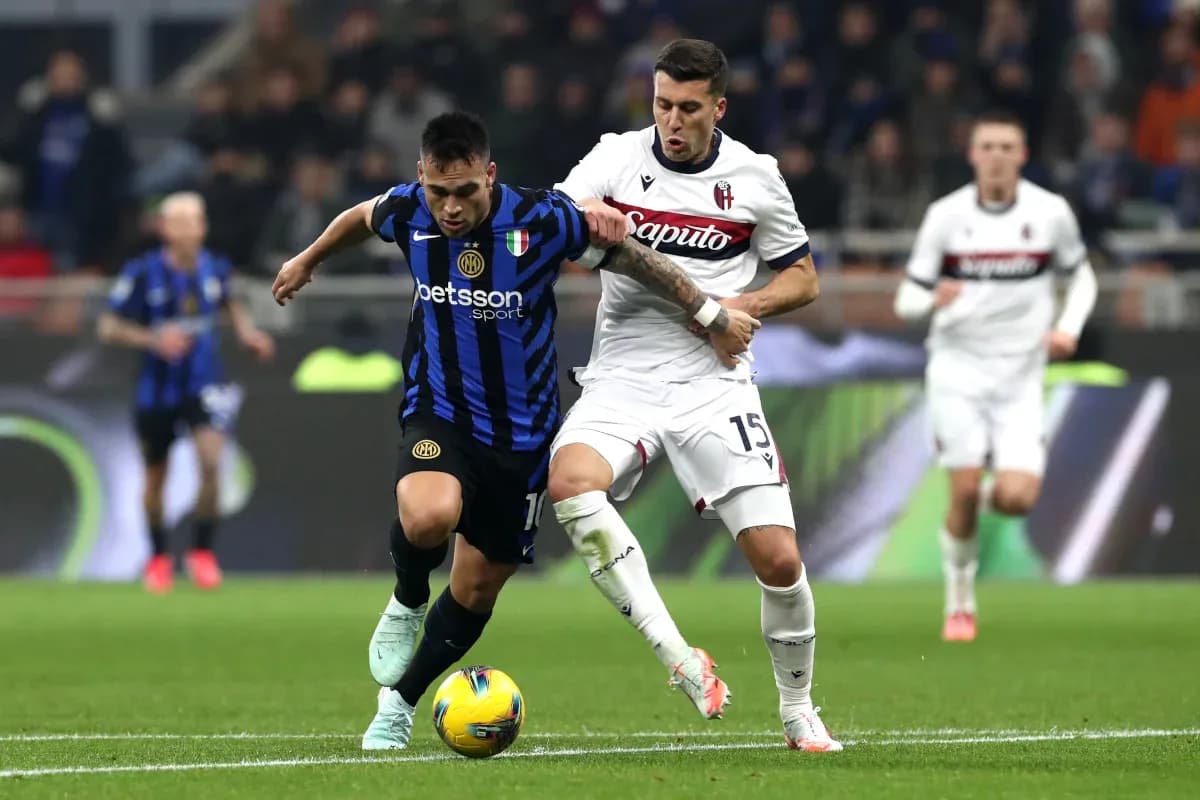 Luchando por el balón en el partido Bologna vs Inter