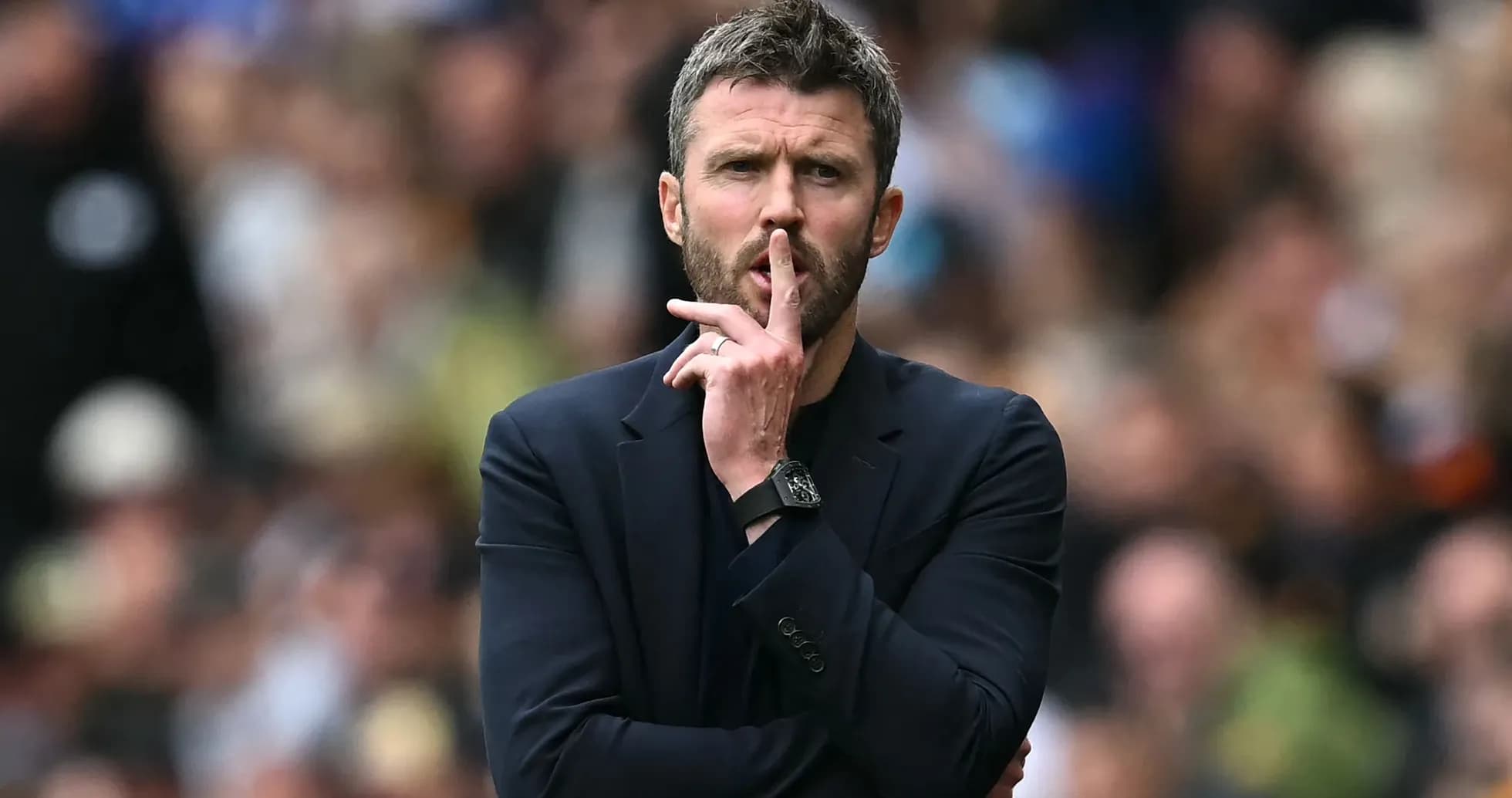 Entrenador haciendo gesto de silencio durante el partido