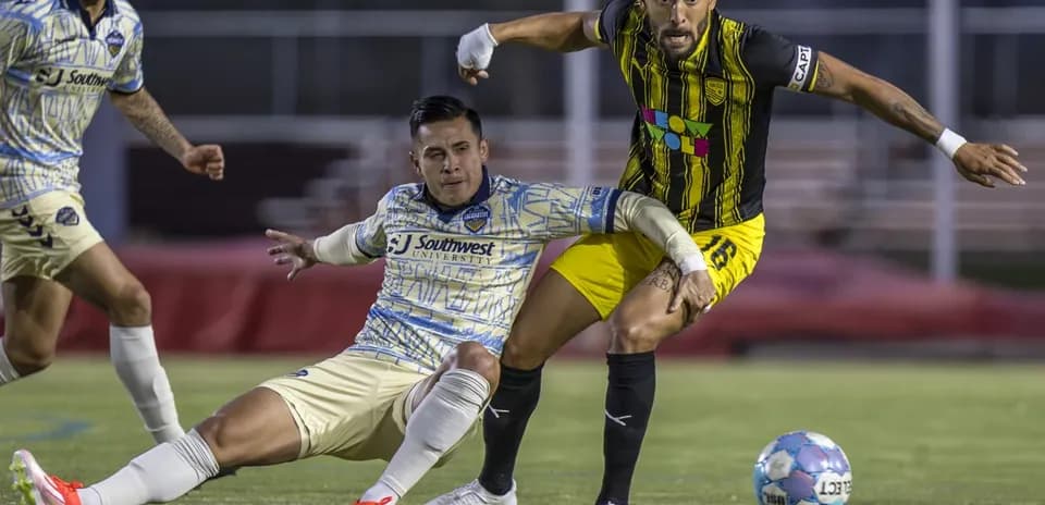 Jugador de Sacramento Republic luchando por el balón