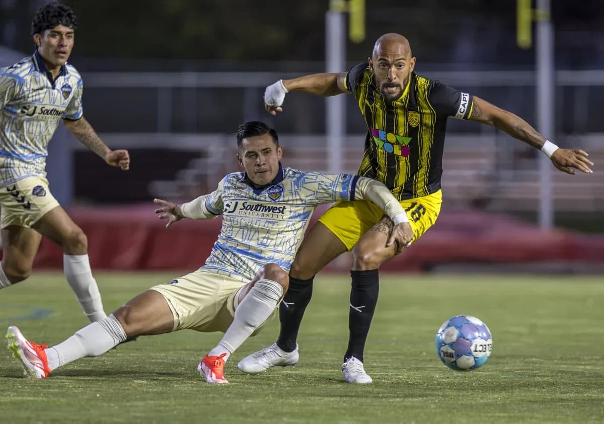 Jugador de Sacramento Republic luchando por el balón