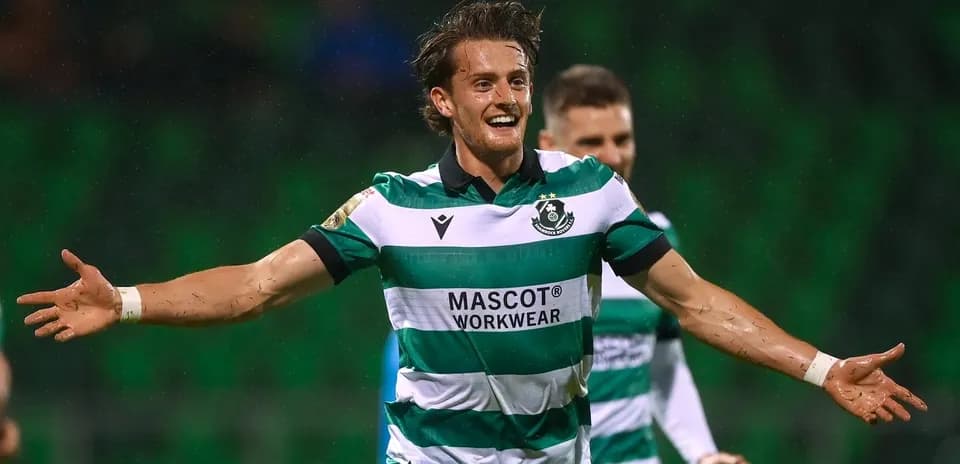 Jugador celebrando un gol en el partido de fútbol