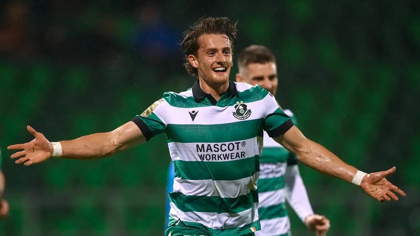 Jugador celebrando un gol en el partido de fútbol