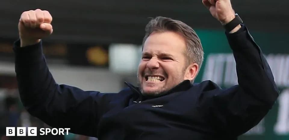Entrenador celebrando con los puños en alto