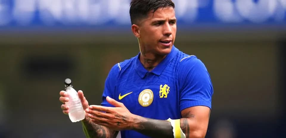 Jugador de Chelsea sosteniendo botella de agua durante partido