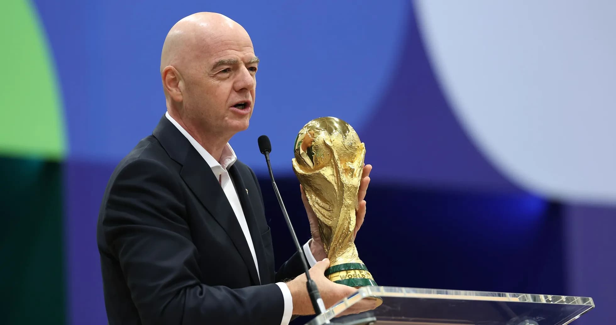 Presentador sosteniendo el trofeo de la Copa Mundial