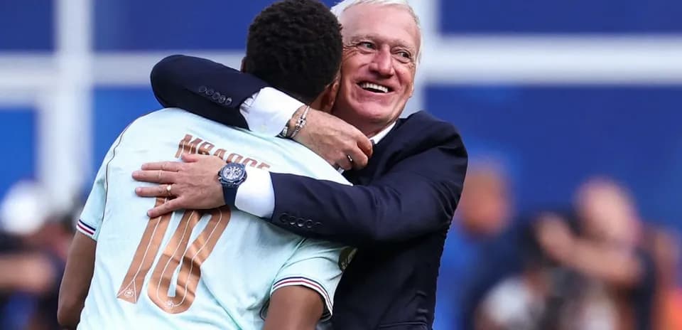 Jugador y entrenador abrazándose en celebración