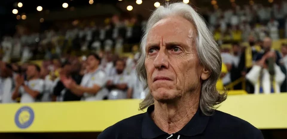 Entrenador observando el partido desde la línea lateral