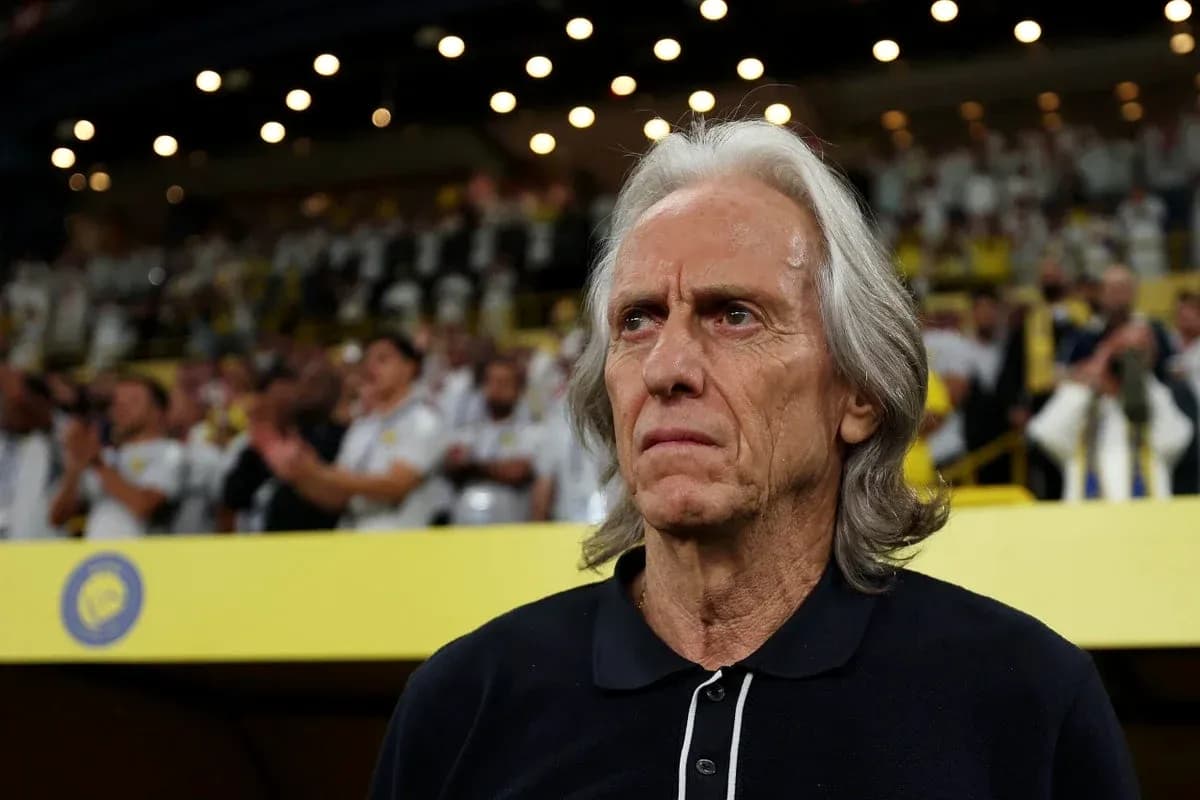 Entrenador observando el partido desde la línea lateral