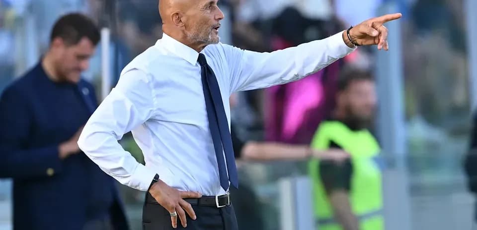 Entrenador dirigiendo instrucciones desde la línea de banda